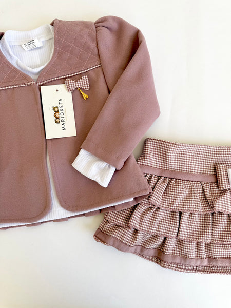 Conjunto tres piezas saco palo de rosa blusa blanca y falda a cuadros con olanes para niña.