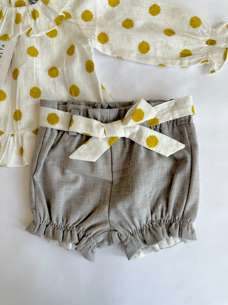 Conjunto de dos piezas short gris claro con bluda hueso con topos mostaza para bebe niña  -  Dadati