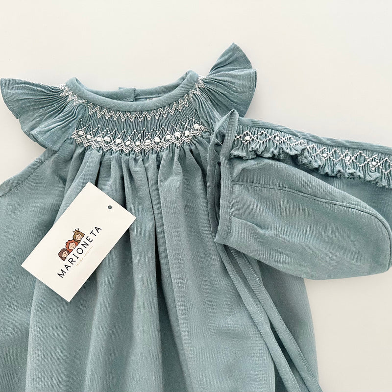 Pañalero y gorra bordado hecho a mano color azul verde con bordado blanco para bebe niña.