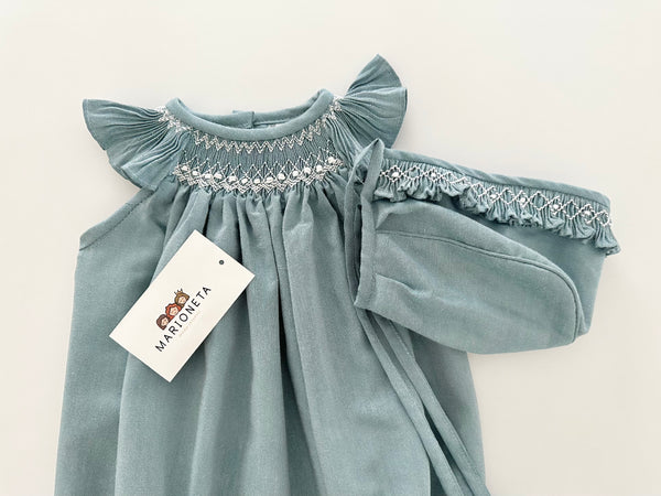 Pañalero y gorra bordado hecho a mano color azul verde con bordado blanco para bebe niña.