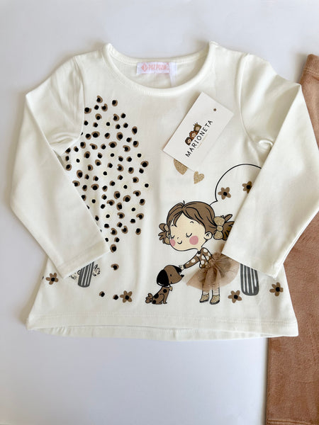 Conjunto dos piezas playera ivory con estampado y mayon color cafe claro para niña.