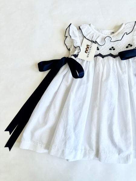 Vestido bordado a mano color blanco con detalles azul marino para niña | Carpi