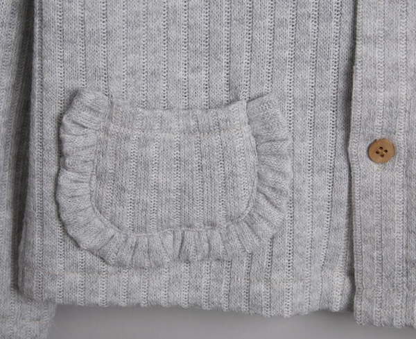 SUETER COLOR GRIS CON BOLSAS CON DETALLE AL FRENTE PARA BEBE NIÑA | DADATI