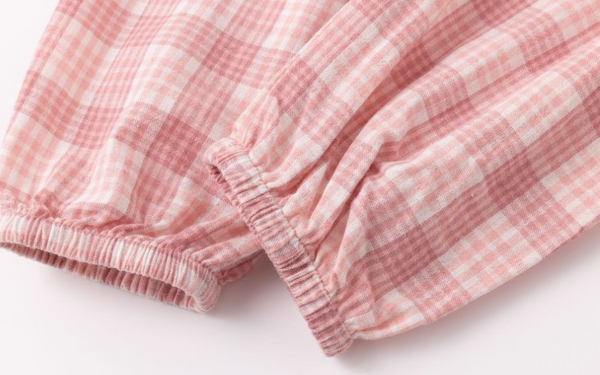 Vestido en popelín de cuadros rosa manga larga con goma elástica en puños. Canesú delantero al biés para niña | Newness