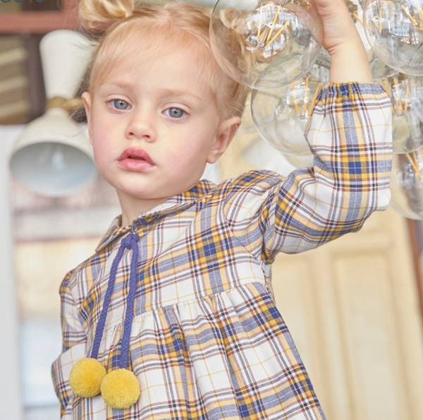 Vestido de cuadros cafe con adorno de pompones al frente para bebe niña | Dadatii