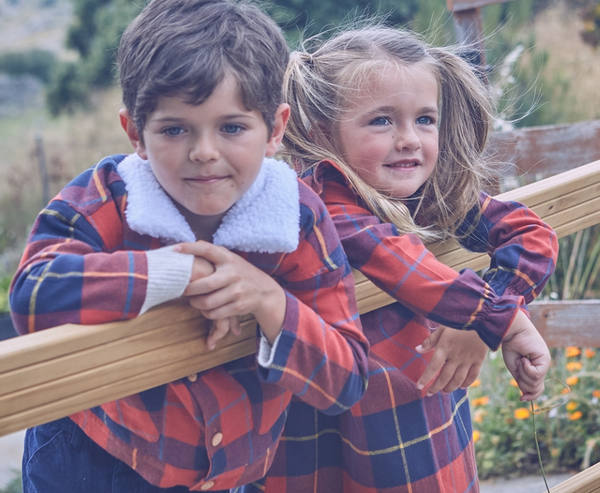 Vestido de niña de cuadros tartán rojos y azules con pompón para niña   Dadti