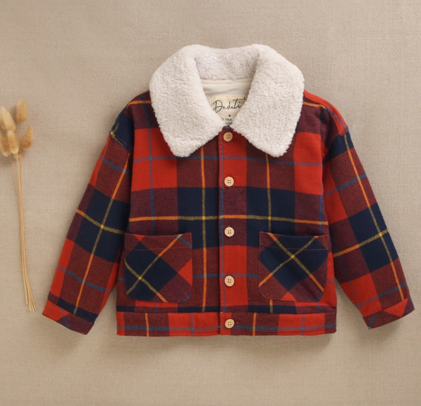 Chaqueta de niño de cuadros tartán rojos y azules, con cuello blanco de borreguillo y botones de madera para niño  Dadati