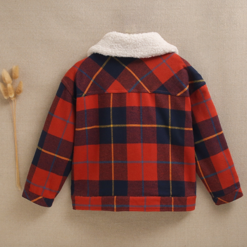 Chaqueta de niño de cuadros tartán rojos y azules, con cuello blanco de borreguillo y botones de madera para niño  Dadati