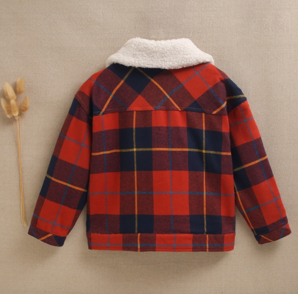 Chaqueta de niño de cuadros tartán rojos y azules, con cuello blanco de borreguillo y botones de madera para niño  Dadati