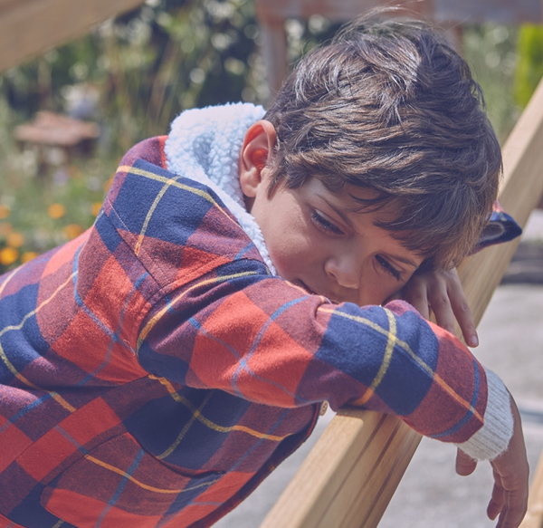 Chaqueta de niño de cuadros tartán rojos y azules, con cuello blanco de borreguillo y botones de madera para niño  Dadati