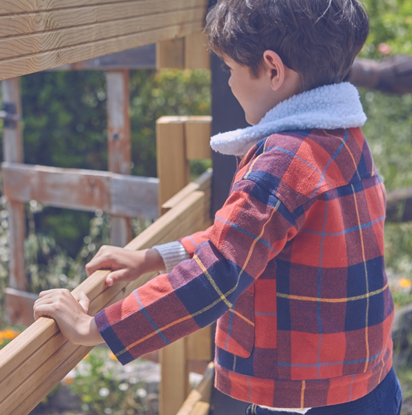 Chaqueta de niño de cuadros tartán rojos y azules, con cuello blanco de borreguillo y botones de madera para niño  Dadati