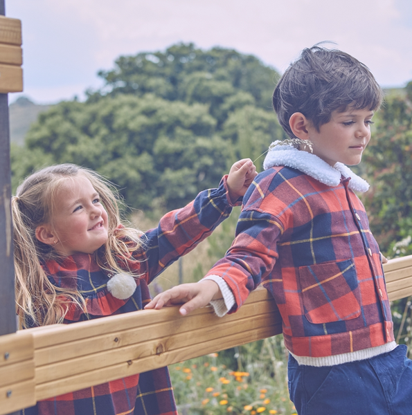 Chaqueta de niño de cuadros tartán rojos y azules, con cuello blanco de borreguillo y botones de madera para niño  Dadati