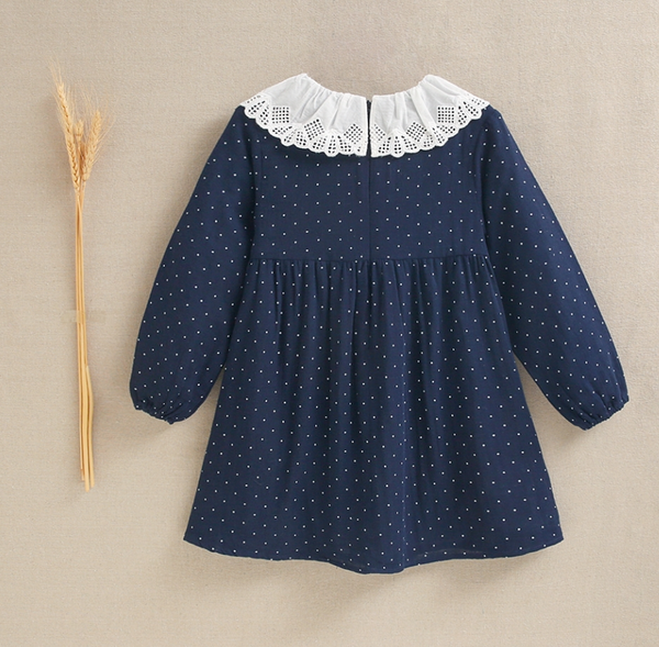 Vestido de niña azul marino con topos blancos y cuello Volante color crudo para niña. Dadati lo