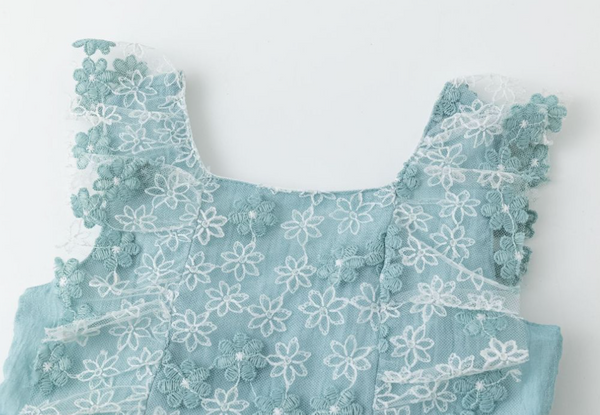 Vestido de fiesta de niña de tirantes con volante fruncido. Combinado con tejido de tull de flores bordadas. Abotonado en espalda, para niña | Newness