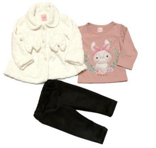 Conjunto tres piezas abrigo hueso playera rosita con estampado y pantalon negro para bebe niña