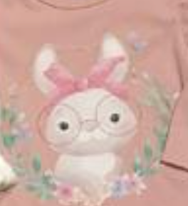 Conjunto tres piezas abrigo hueso playera rosita con estampado y pantalon negro para bebe niña