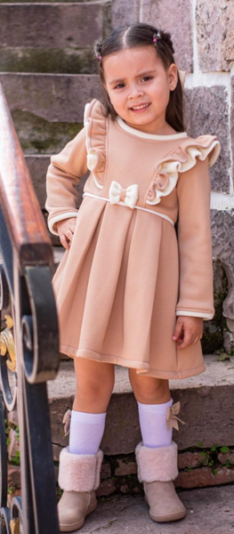 Vestido con olanes y lazos al frente color beige para niña |