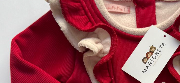 Vestido rojo  con olanes y lazos al frente para niña|