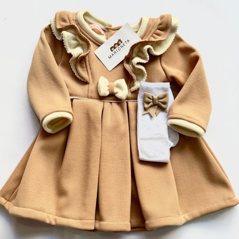 Vestido con olanes y lazos al frente color beige para niña |