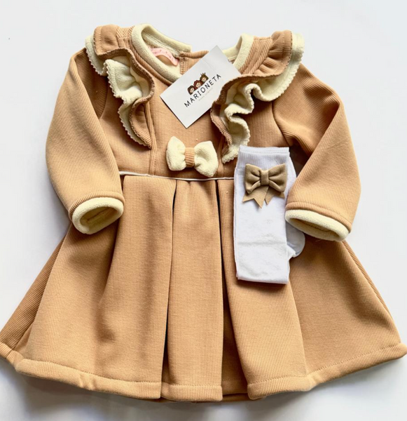 Vestido con olanes y lazos al frente color beige para niña |