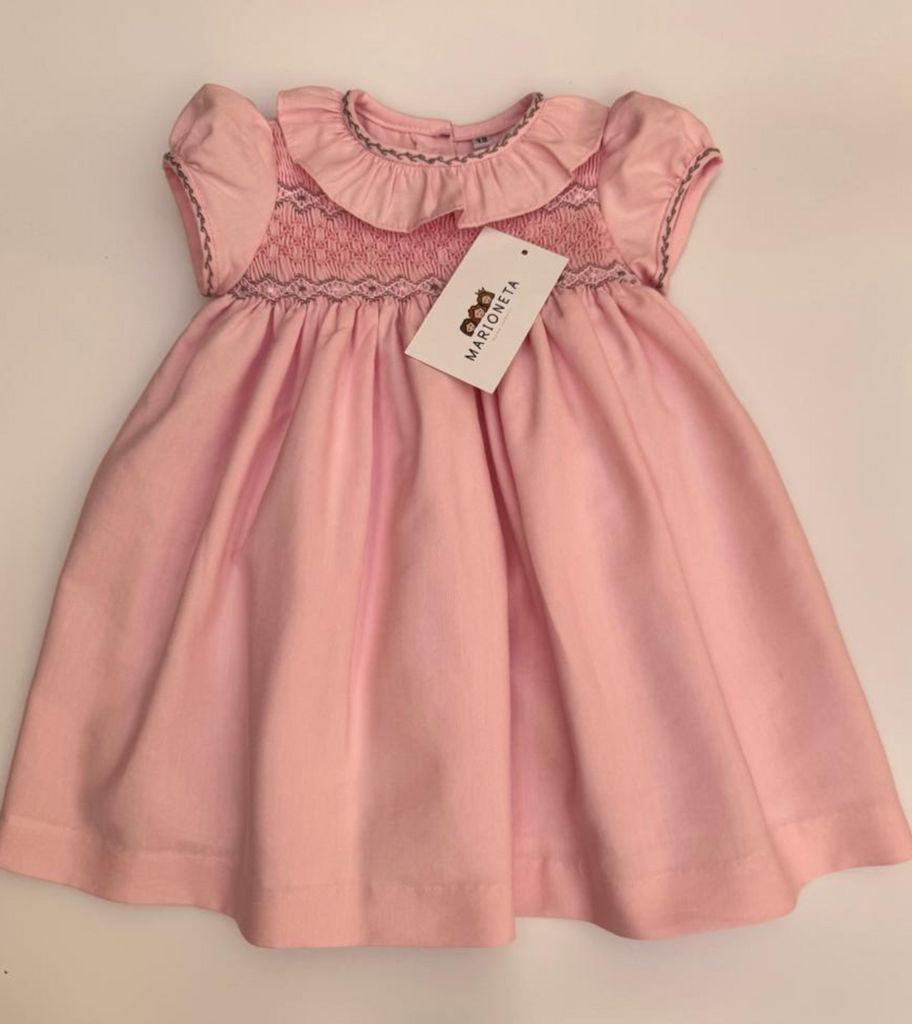 Vestido bordado hecho a mano color rosa con bordado en color gris para niña|