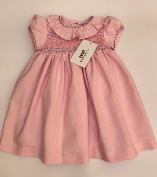 Vestido bordado hecho a mano color rosa con bordado en color gris para niña|