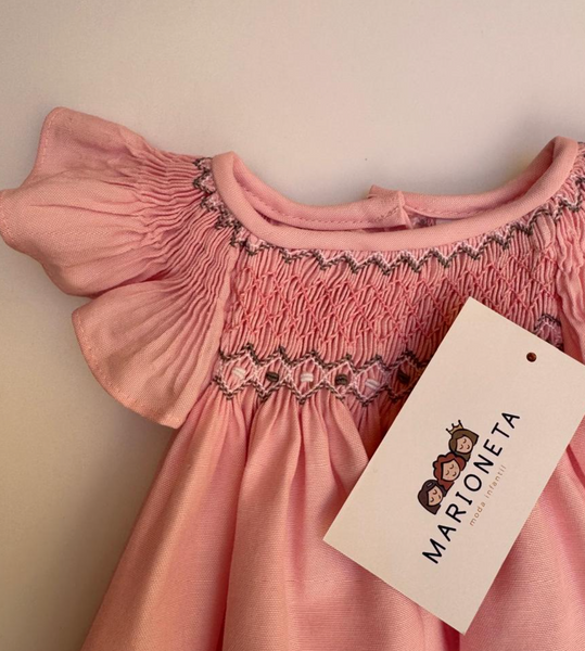 Vestido bordado hecho a mano color rosa con bordado en color gris para niña|