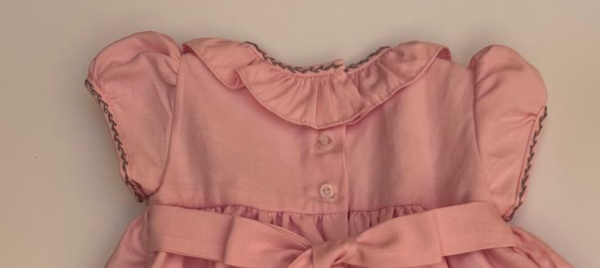 Vestido bordado hecho a mano color rosa con bordado en color gris para niña|