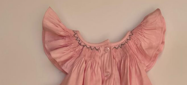 Vestido bordado hecho a mano jesucito color rosa con bordado en gris para niña| CARPI