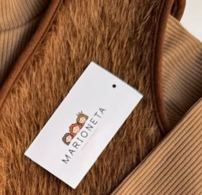 Conjunto tres piezas chaleco de pelo playera y falda cafe para niña.