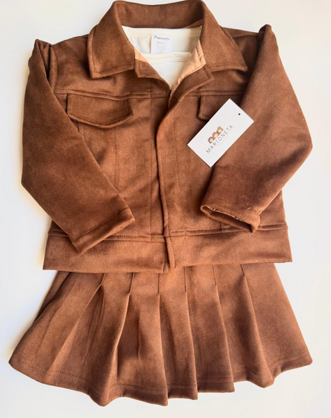 Conjunto tres piezas chamarra y falda cafe y playera ivory con estampado para niña |