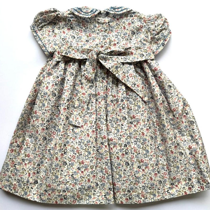 Vestido bordado hecho a mano estampado de flores color azul para niña. |