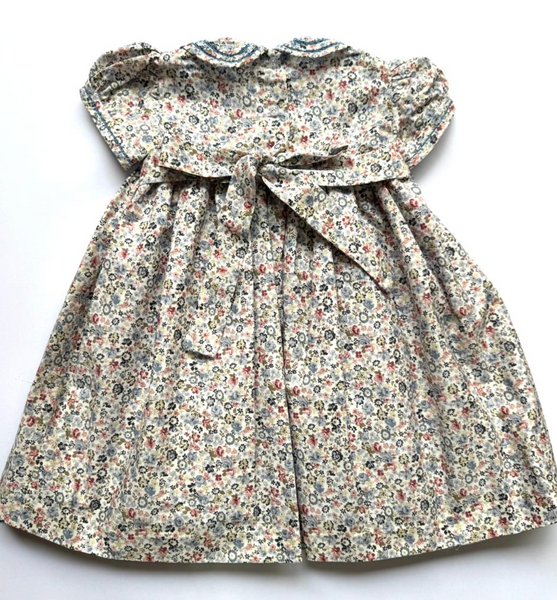 Vestido bordado hecho a mano estampado de flores color azul para niña. |