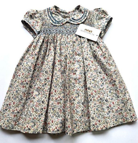 Vestido bordado hecho a mano estampado de flores color azul para niña. |