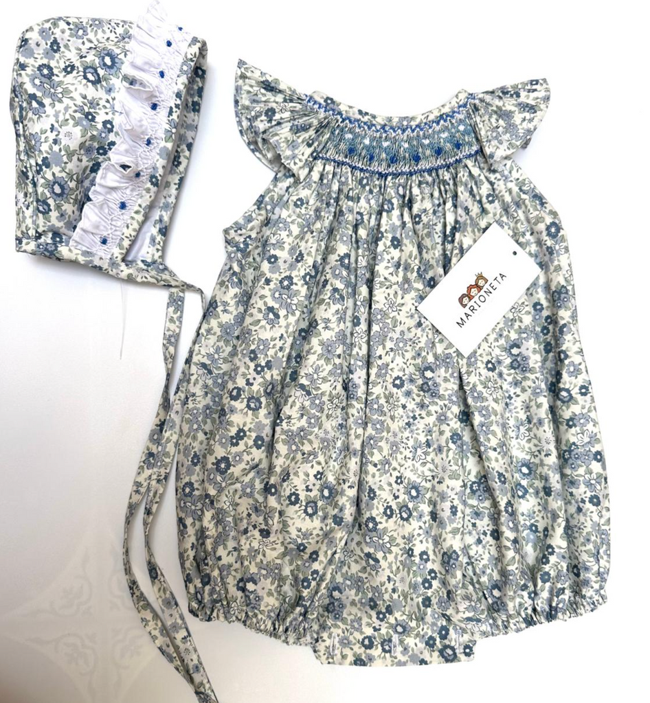 Pañalero y gorra bordado hecho a mano color azul estampado de flores .|