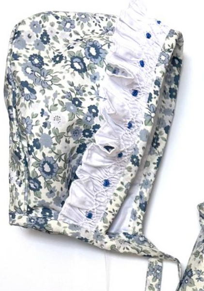 Pañalero y gorra bordado hecho a mano color azul estampado de flores .|