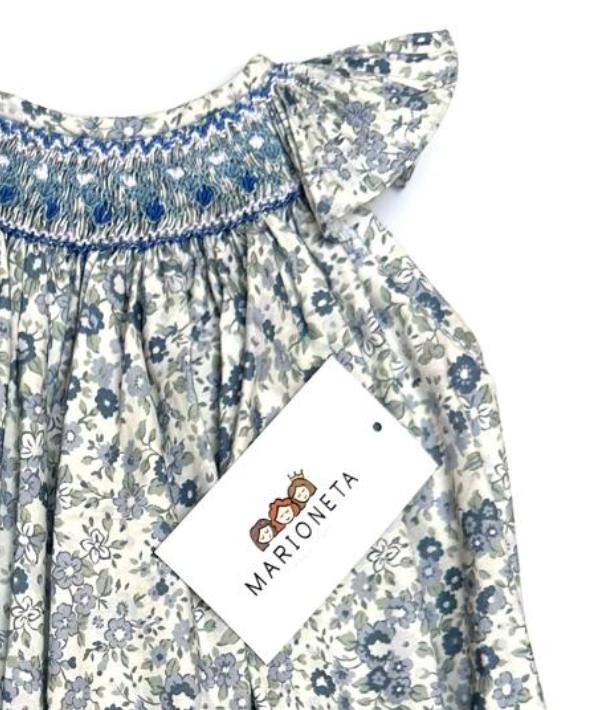 Pañalero y gorra bordado hecho a mano color azul estampado de flores .|