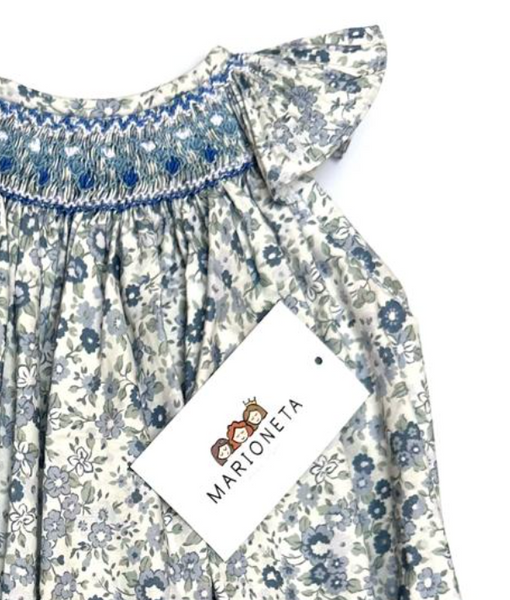 Pañalero y gorra bordado hecho a mano color azul estampado de flores .|