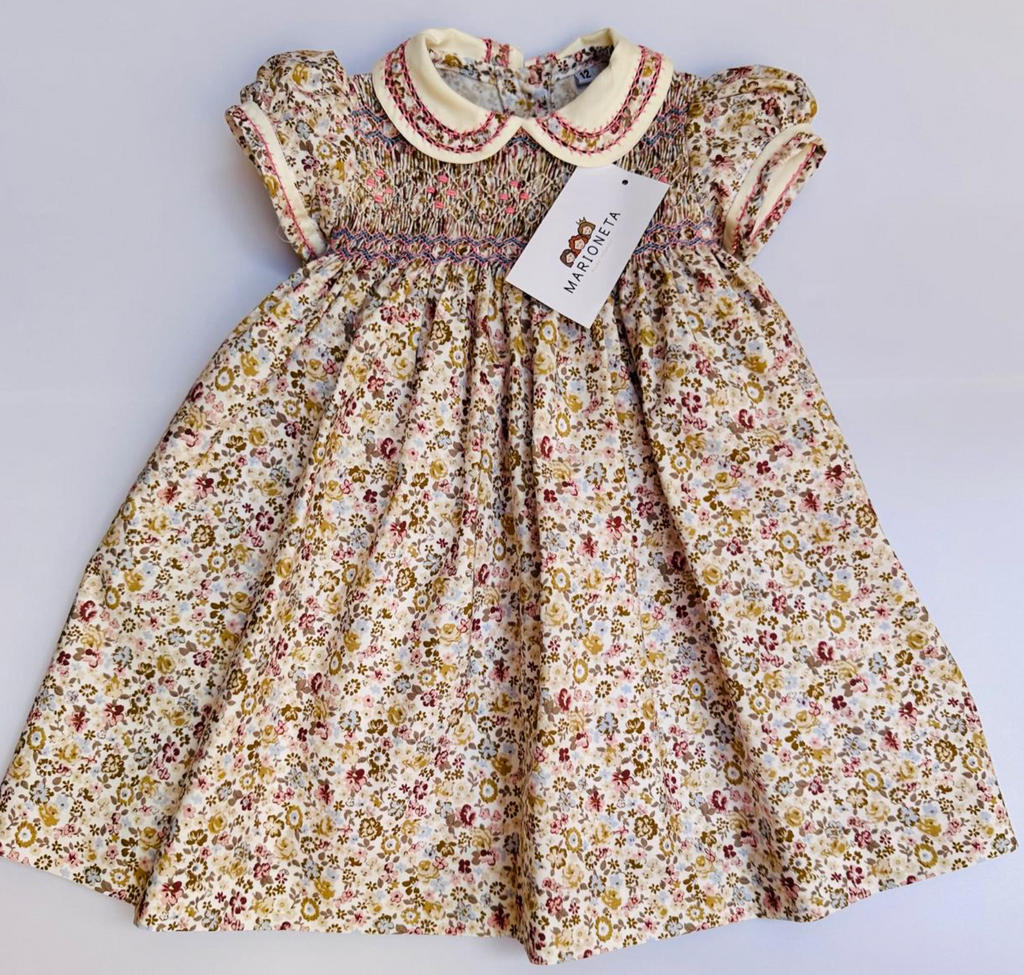 Vestido bordado hecho a mano estampado de flores color olivo y rosa para niña.
