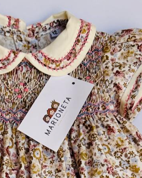 Vestido bordado hecho a mano estampado de flores color olivo y rosa para niña.