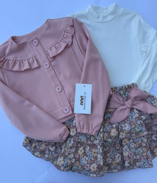 Conjunto tres piezas chamarra rosita, playera ivory y falda de olanes estampada de flores.