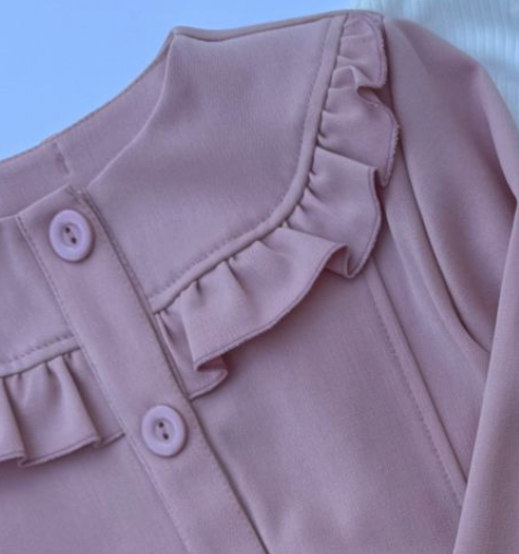 Conjunto tres piezas chamarra rosita, playera ivory y falda de olanes estampada de flores.