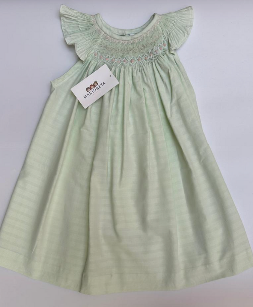 Vestido jesucito bordado hecho a mano color verde bajito con bordado rosa para niña.