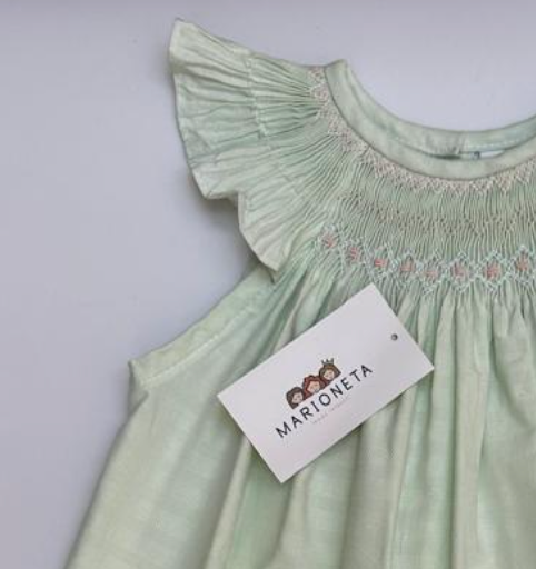 Vestido jesucito bordado hecho a mano color verde bajito con bordado rosa para niña.