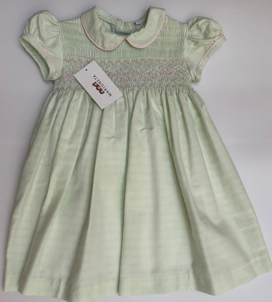 Vestido bordado hecho a mano color verde bajito con bordado rosa para niña.