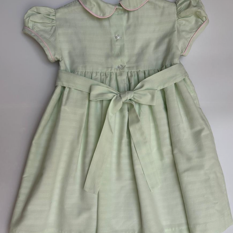 Vestido bordado hecho a mano color verde bajito con bordado rosa para niña.