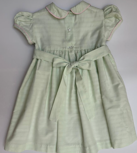 Vestido bordado hecho a mano color verde bajito con bordado rosa para niña.