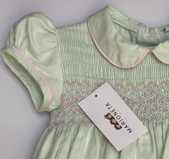 Vestido bordado hecho a mano color verde bajito con bordado rosa para niña.