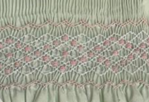 Vestido bordado hecho a mano color verde bajito con bordado rosa para niña.