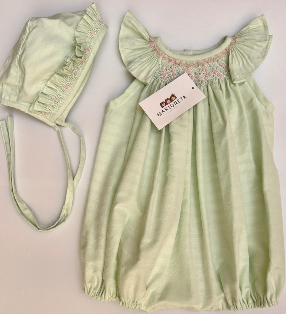 Pañalero y gorra bordado hecho a mano color verde bajito con bordado rosa para bebe niña.